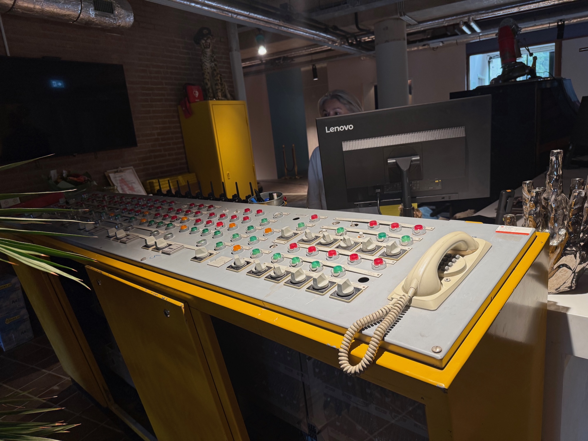 De oude telefooncentrale van KPN bij de receptie als blikvanger